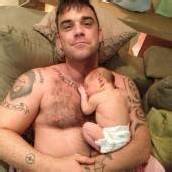 Robbie Williams zeigt sein Baby