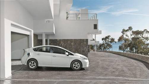 Toyota Prius Plug-in am privaten Strom-Zapfhahn: in 90 Minuten aufgeladen. Fotos: Werk