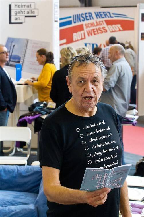Ulrich Gabriel auf der Herbstmesse vor einem FPÖ-Stand.