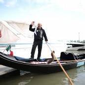 Venezianischer Gondoliere auf der Donau unterwegs