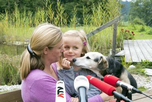 Wieder glücklich vereint: Die fünfjährige Franca und ihre Mutter Helga. APA