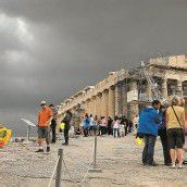 Dunkle Wolken über Athen