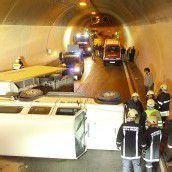 Fahrzeug kippte im Tunnel um