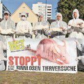 30 Tierschützer trugen tote Versuchstiere auf die Straße