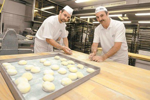 Die Handsemmeln sind die Königsdisziplin für jeden Bäcker. Thomas Gantner (rechts) stellt mit seinem Team bis zu 750 Stück am Samstag her.