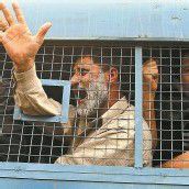 Indische Beamte hinter Gittern