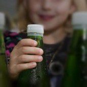 Wasserflasche explodierte: Schmerzengeld für Bub