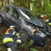 Mit Auto gegen Baum geprallt