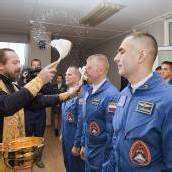 Orthodoxer Priester segnet Astronauten