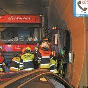 Auto zwischen Lastwagen und Tunnelwand eingeklemmt