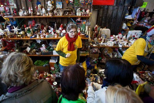 Am 2. Dezember beginnt der Advent. Der Flohmarkt bot Dekorationen schier ohne Ende. Fotos: VN/Steurer