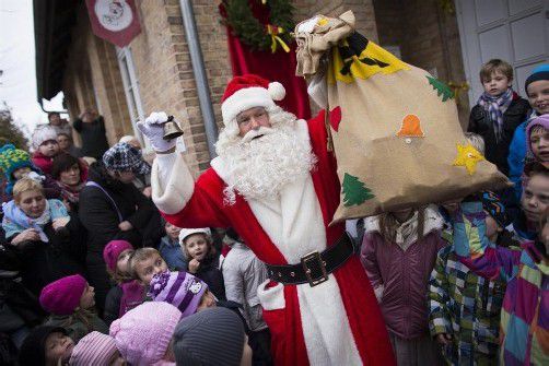 Am Wochenende wurde im Beisein von zahlreichen aufgeregten Kindern die beliebte Weihnachtspostfiliale in Himmelpfort eröffnet. Foto Reuters