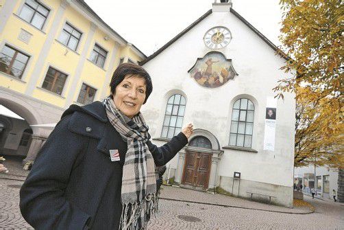 Angelika Tschug ist staatlich geprüfte Fremdenführerin. Ihre Touren durch Feldkirch führen auch an der Johanniterkirche vorbei. FOTO: STIPLOVSEK