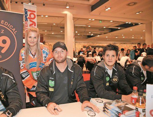 Autogrammstunde in Graz: Manuel Ganahl (r.) neben Superstar Thomas Vanek. Foto: gepa