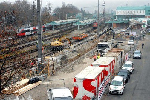 Beim Bahnhof wird schon gebaggert. Exakte Pläne gibt es aber weder zur Seestadt noch zum Seequartier. Foto: fst