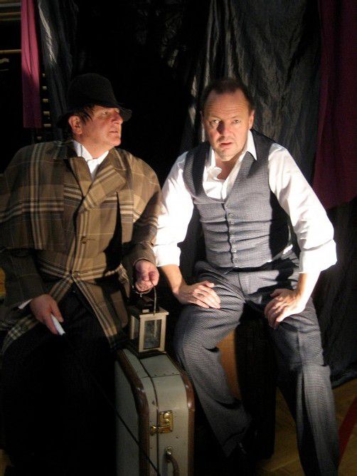 Beweisen im Gruselstück nach feinster britischer Manier große Spielfreude: Tristan Jorde und Martin Sommerlechner.