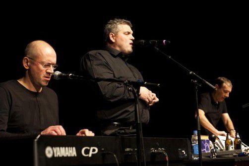 Bis Ende 2012 stehen Bernie Weber, George Nussbaumer und Stefan Vögel in „Ein Fall für GSI“ im Vereinshaus der Kulturbühne AMBACH in Götzis auf der Bühne, anschließend folgen Gastspieltermine. foto: vovo