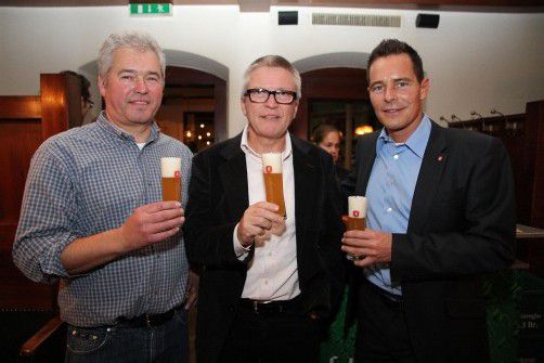 Braumeister mit Hausherr und Verkaufsschef: Andreas Rosa (l.) sowie Stefan Müller und Jochen Brunner. Fotos: Privat