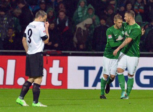 Bremens Marko Arnautovic (r.) jubelt mit dem zweifachen Torschützen Asron Hunt über den Sieg gegen den FSV Mainz. Foto: epa