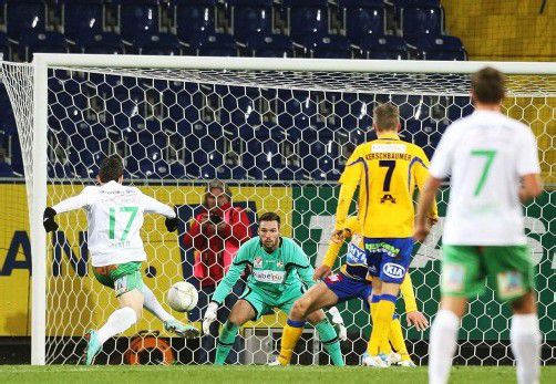 Danilo Soares (Nummer 17) erzielte nach einer tollen Kombination der Austria die 1:0-Führung in St. Pölten. Fotos/4: diener