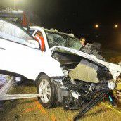 Auto krachte frontal in Laster