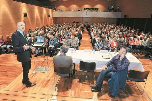 Das Medizinertrio referierte vor einem vollen Saal. Foto: vn/hofmeister