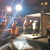 Lkw-Anhänger umgekippt