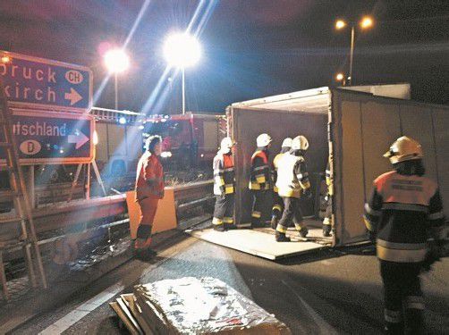 Der Anhänger kippte in der Auffahrt um. Foto: vol.at/pletsch