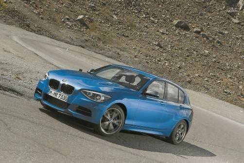 Der M135i stellt derzeit die Top-Liga in BMWs kleinstem Pkw-Segment dar. Er ist nun auch mit dem hauseigenen Allradantriebssystem xDrive orderbar.