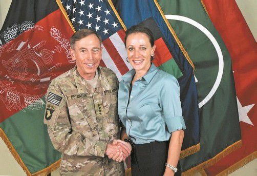 Der zurückgetretene CIA-Chef David Petraeus mit seiner Ex-Geliebten Paula Broadwell im Juli 2011. Foto: Reuters