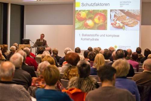 Die Ausführungen zum Thema Krebs und Ernährung zogen die Mini-Med-Besucher in Feldkirch in ihren Bann. Foto: vn/steurer