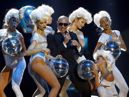 Die Show wurde wie ein Zirkus aufgezogen, und nicht nur das Outfit von Heidi Klum war sexy, auch die Pitbull-Crew hatte viel zu bieten. Foto: AP