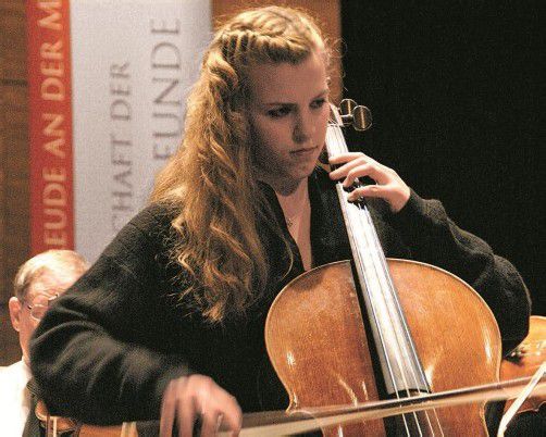 Die junge Vorarlberger Cellistin Johanna Furrer (23), die noch am Mozarteum studiert, zeigte mit Elgars Cellokonzert enorme Reife. Foto: HT
