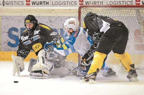 Dornbirn-Goalie Patrick DesRochers (links) war mit einer starken Leistung einer der Väter des überraschenden Erfolgs. Foto: VN/Stiplovsek
