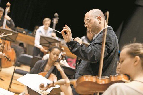Florian Krumpöck ist Chef des Sinfonieorchesters Liechtenstein und tritt erstmals als Dirigent in seiner Heimatstadt Bregenz auf. Foto: VN/Steurer