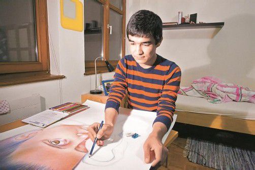 Für den 15-jährigen Zaker will eine Frau Kunstbücher spenden. Er zeichnet mit Begeisterung. Fotos: VN/Hartinger