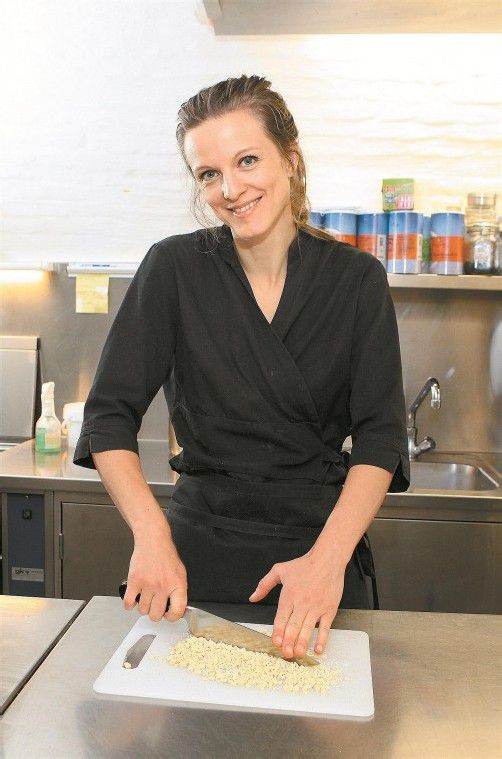 Für die Cookies weiße Schokolade fein und geröstete Mandeln grob hacken.