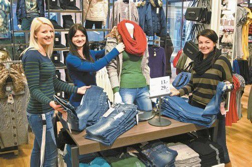 Für heutigen Ansturm gerüstet: Verkäuferinnen im C&A-Shop des neuen Kronenhauses. Foto: VN/Schwald