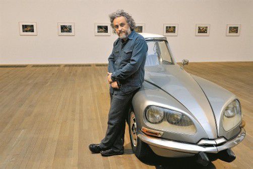 Gabriel Orozco mit dem berühmt gewordenen Objekt „La DS“. Im kommenden Sommer zeigt er im Kunsthaus Bregenz Malerei und neue Objekte. Foto: AP