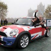 28 Frauen in einem Mini