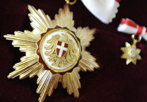 Haften all die Orden und Ehrenzeichen auch immer an verdienstvoller Brust? Foto: APA