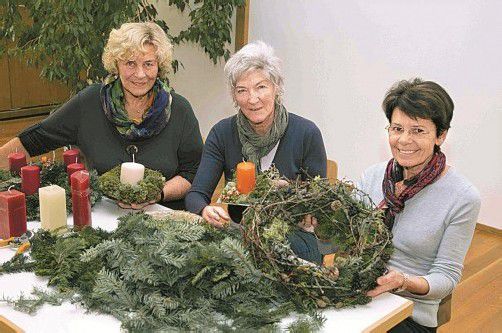 Heidi Rützler, Herlinde Weinzierl und Helga Alge: Ab heute binden sie mit vielen anderen Frauen Kränze.