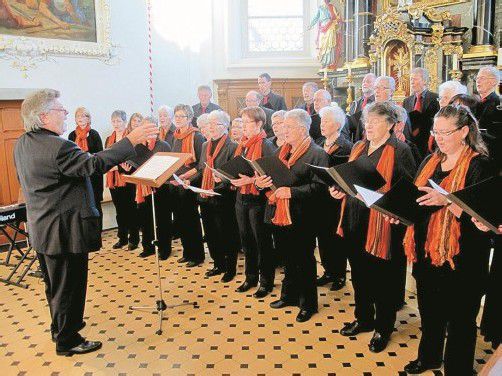 Herbert Heinzle mit seinem Kirchenchor. Foto: Jurmann