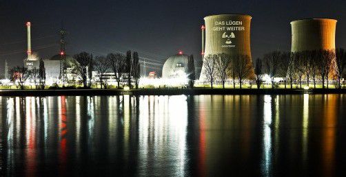 Heute berät die Bundesregierung über eine Aufstockung der Atomforschung: Nur das nicht, warnt Umweltaktivistin Hildegard Breiner. Im Bild das AKW Biblis, von Greenpeace „beschriftet“. Foto: AP