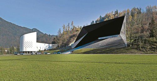 Imposant: neues Festspielhaus neben dem alten in Erl. Foto: APA