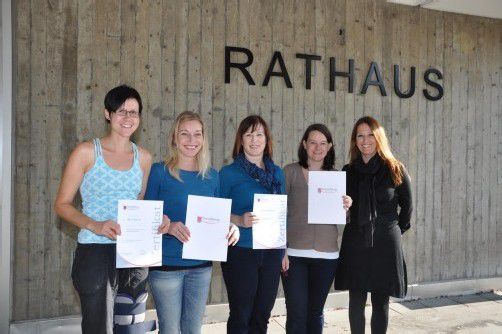 Kindergärtnerinnen Anette Muck, Susanne Salomon und Alexandra Strommer sowie Gabriele Gerzabek mit Stadträtin Gebhart (v. l.). Foto: Stadt