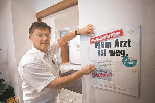 Knalliger Lesestoff für die Patienten in der Praxis von Dr. Michael Jonas. Foto: vn/hartinger