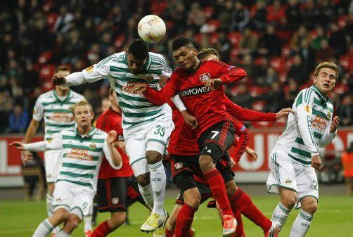 Leverkusens Junior Fernándes (r.) im Kopfballduell mit dem Rapidler Gerson. Foto: Reuters