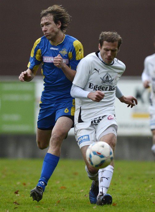 Marc Eggenberger (links im Zweikampf mit dem Egger Philipp Hagspiel) erzielte den Siegtreffer für Wolfurt. Foto: stiplovsek