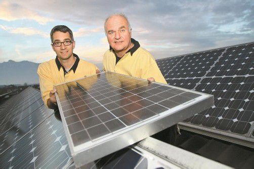 Matthias und Josef Lins (r.) haben sich früh mit Solartechnik auseinandergesetzt. Foto: VN/bernd Hofmeister